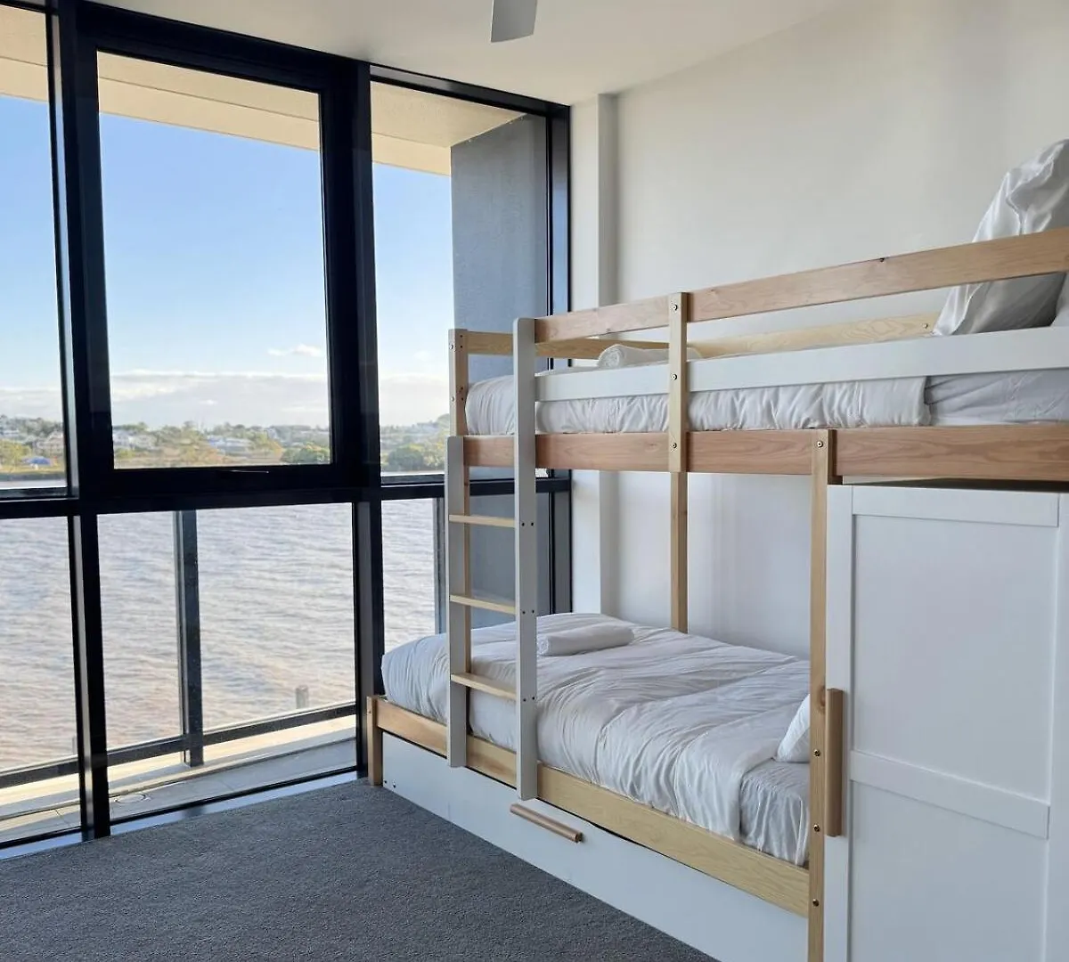 Riverfront Luxe 2Bed Pool Parking Brisbane