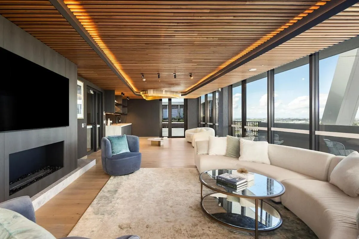 Riverfront Luxe 2Bed Pool Parking Brisbane Apartment