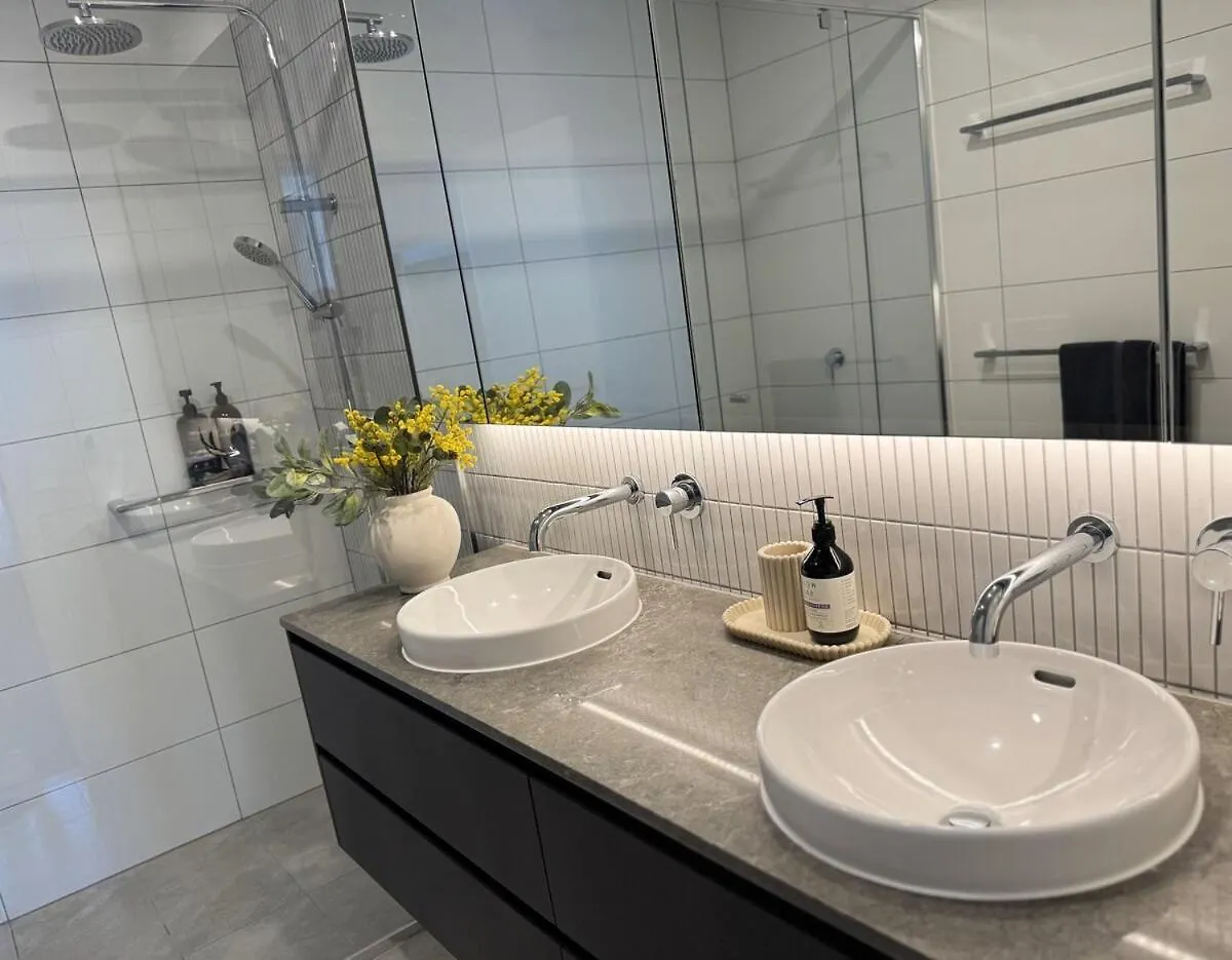 Riverfront Luxe 2Bed Pool Parking Brisbane 0*,  Australia
